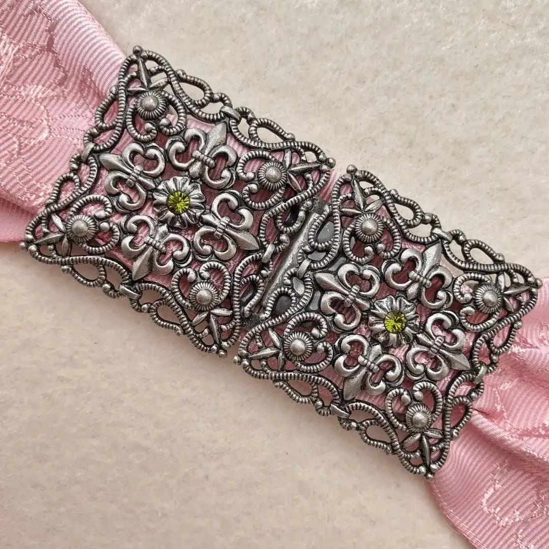 Schürzenschließe mit Swarovski olivgrün No. 26 – Bild 6 – Chiemgauer Heimatwerk Trachten-Onlineshop Schürzenschließe mit Swarovski olivgrün No. 26 - Bild 6 - Chiemgauer Heimatwerk Trachten-Onlineshop