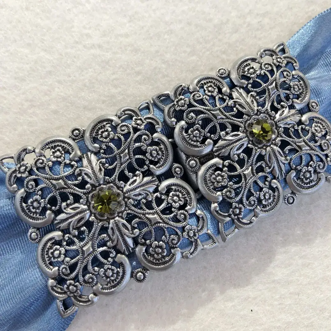Schürzenschließe mit Swarovski olivgrün No. 76 – Bild 12 – Chiemgauer Heimatwerk Trachten-Onlineshop Schürzenschließe mit Swarovski olivgrün No. 76 - Bild 12 - Chiemgauer Heimatwerk Trachten-Onlineshop