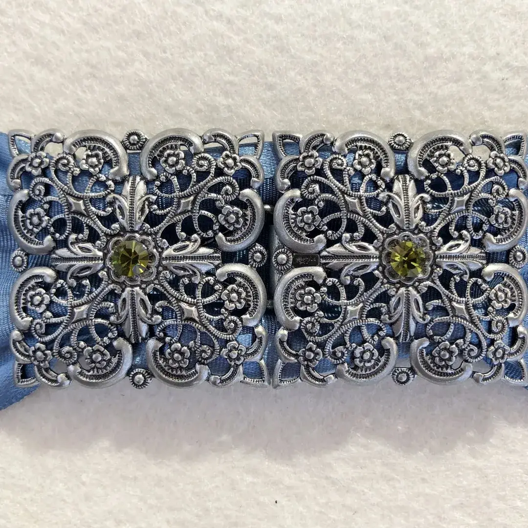 Schürzenschließe mit Swarovski olivgrün No. 76 – Bild 18 – Chiemgauer Heimatwerk Trachten-Onlineshop Schürzenschließe mit Swarovski olivgrün No. 76 - Bild 18 - Chiemgauer Heimatwerk Trachten-Onlineshop