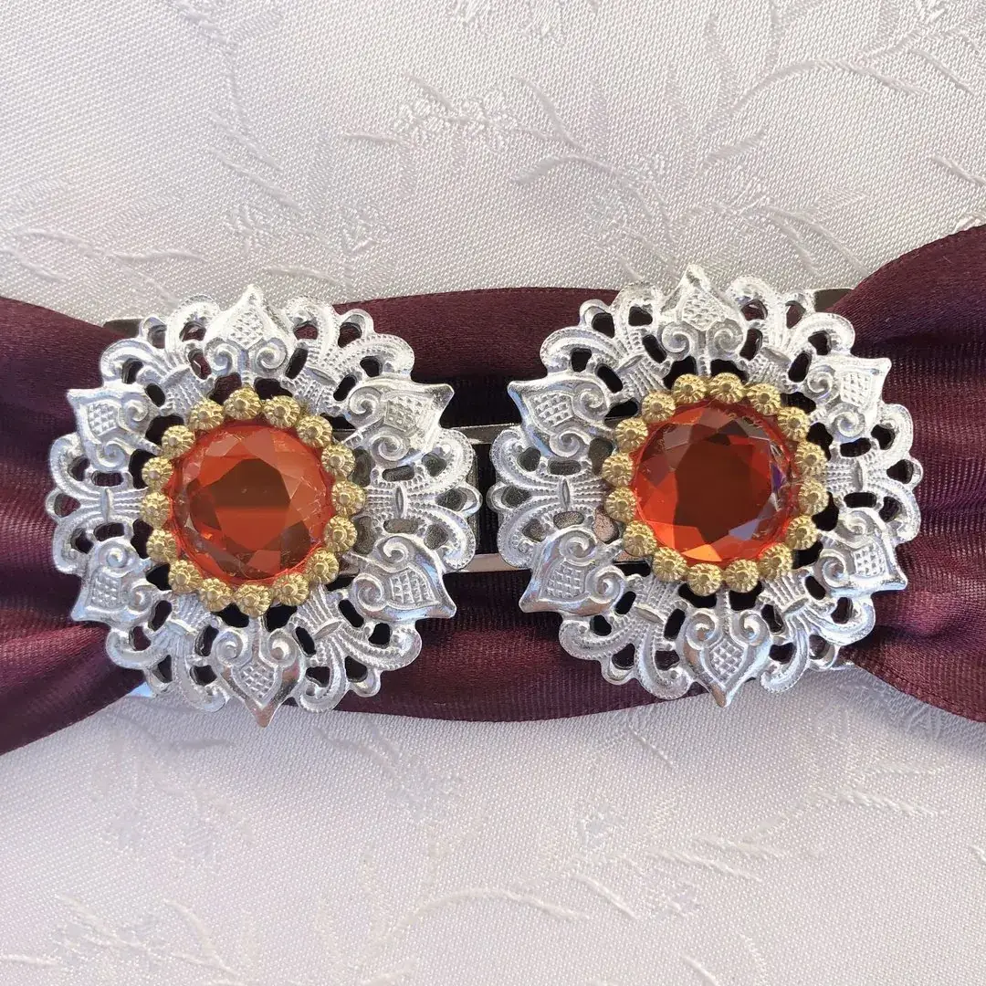 Schürzenschließe mit Swarovski orange No. 157 – Bild 10 – Chiemgauer Heimatwerk Trachten-Onlineshop Schürzenschließe mit Swarovski orange No. 157 - Bild 10 - Chiemgauer Heimatwerk Trachten-Onlineshop