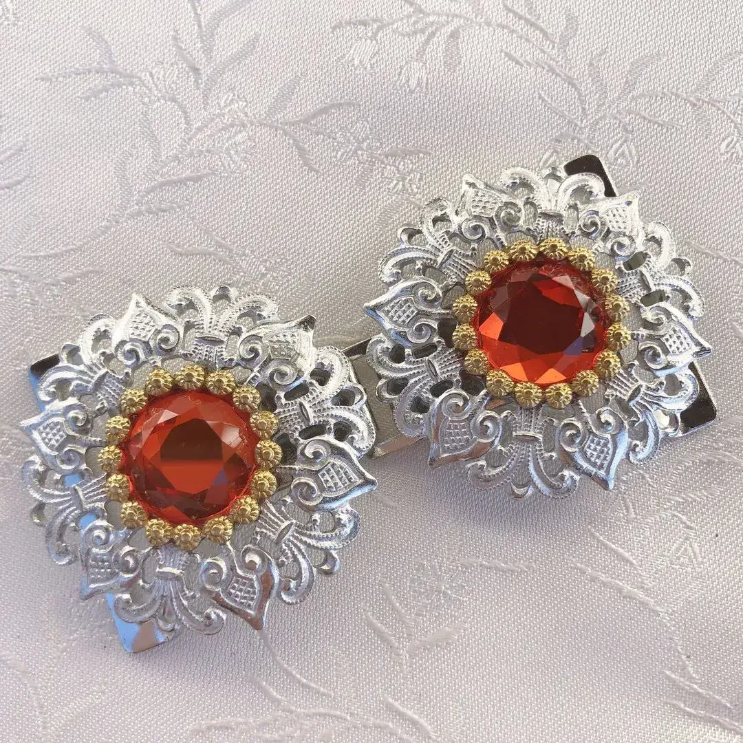 Schürzenschließe mit Swarovski orange No. 157 – Bild 12 – Chiemgauer Heimatwerk Trachten-Onlineshop Schürzenschließe mit Swarovski orange No. 157 - Bild 12 - Chiemgauer Heimatwerk Trachten-Onlineshop