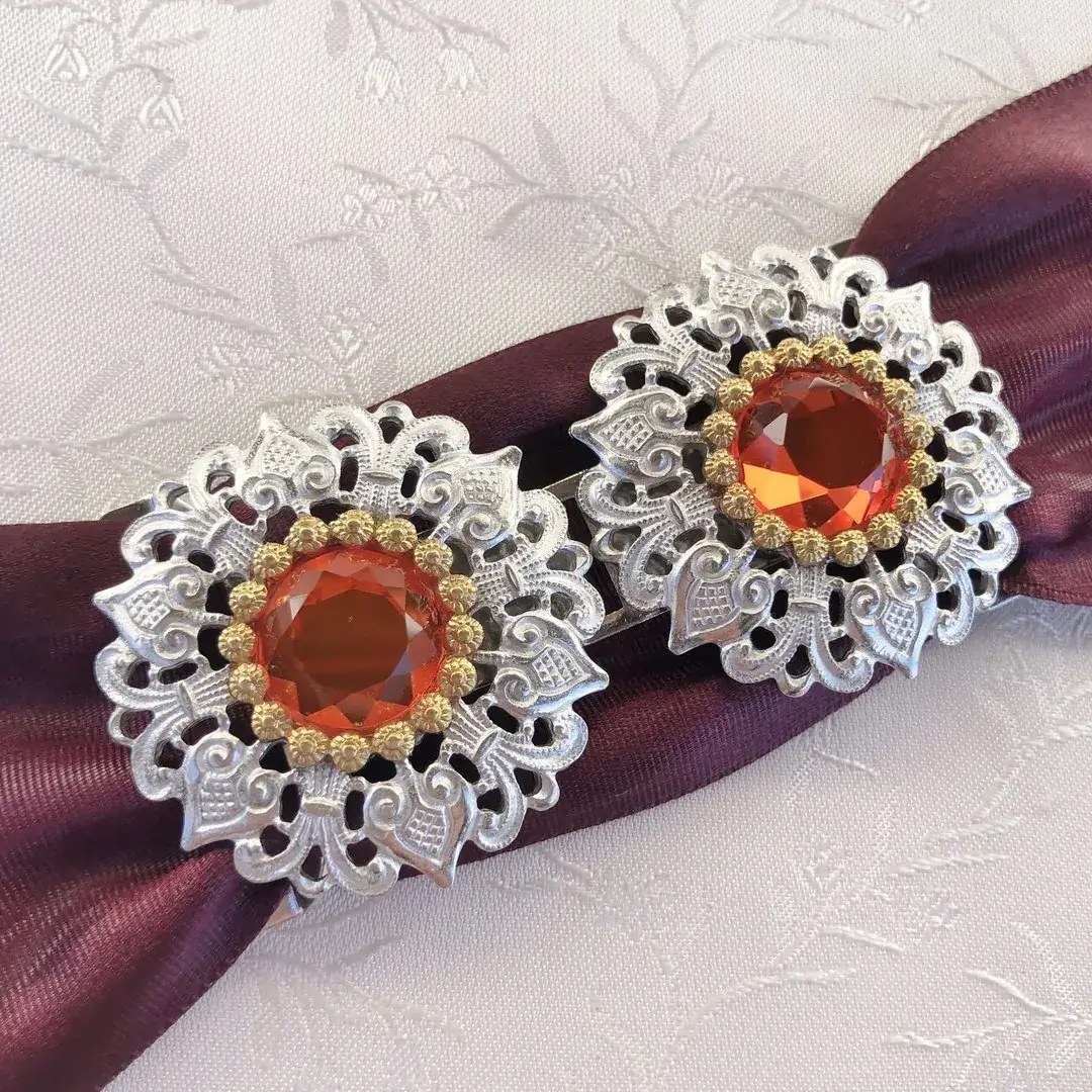 Schürzenschließe mit Swarovski orange No. 157 – Bild 7 – Chiemgauer Heimatwerk Trachten-Onlineshop Schürzenschließe mit Swarovski orange No. 157 - Bild 7 - Chiemgauer Heimatwerk Trachten-Onlineshop