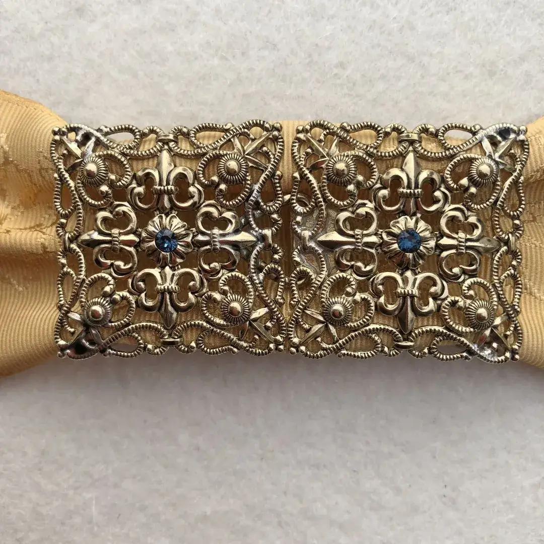 Schürzenschließe mit Swarovski rauchblau No. 169 – Bild 13 – Chiemgauer Heimatwerk Trachten-Onlineshop Schürzenschließe mit Swarovski rauchblau No. 169 - Bild 13 - Chiemgauer Heimatwerk Trachten-Onlineshop