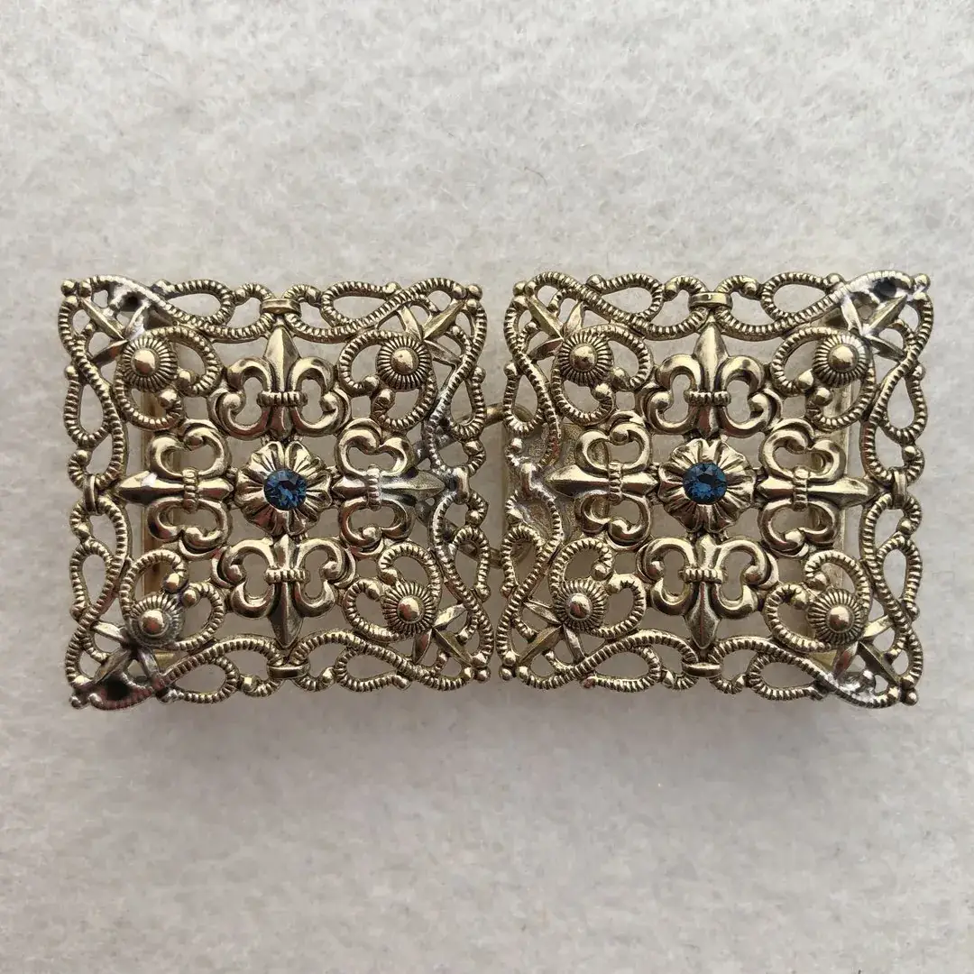 Schürzenschließe mit Swarovski rauchblau No. 169 – Bild 15 – Chiemgauer Heimatwerk Trachten-Onlineshop Schürzenschließe mit Swarovski rauchblau No. 169 - Bild 15 - Chiemgauer Heimatwerk Trachten-Onlineshop