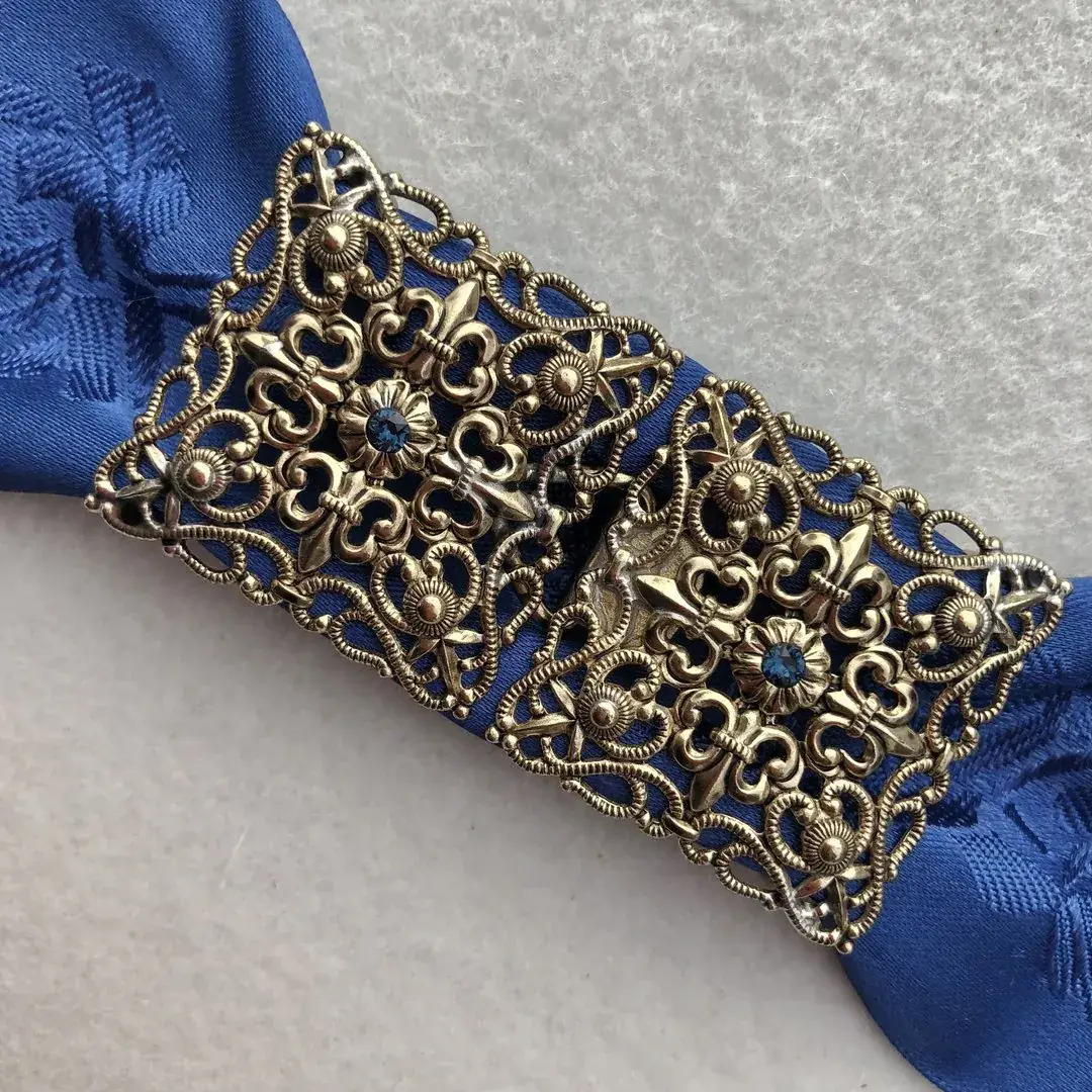 Schürzenschließe mit Swarovski rauchblau No. 169 – Bild 6 – Chiemgauer Heimatwerk Trachten-Onlineshop Schürzenschließe mit Swarovski rauchblau No. 169 - Bild 6 - Chiemgauer Heimatwerk Trachten-Onlineshop