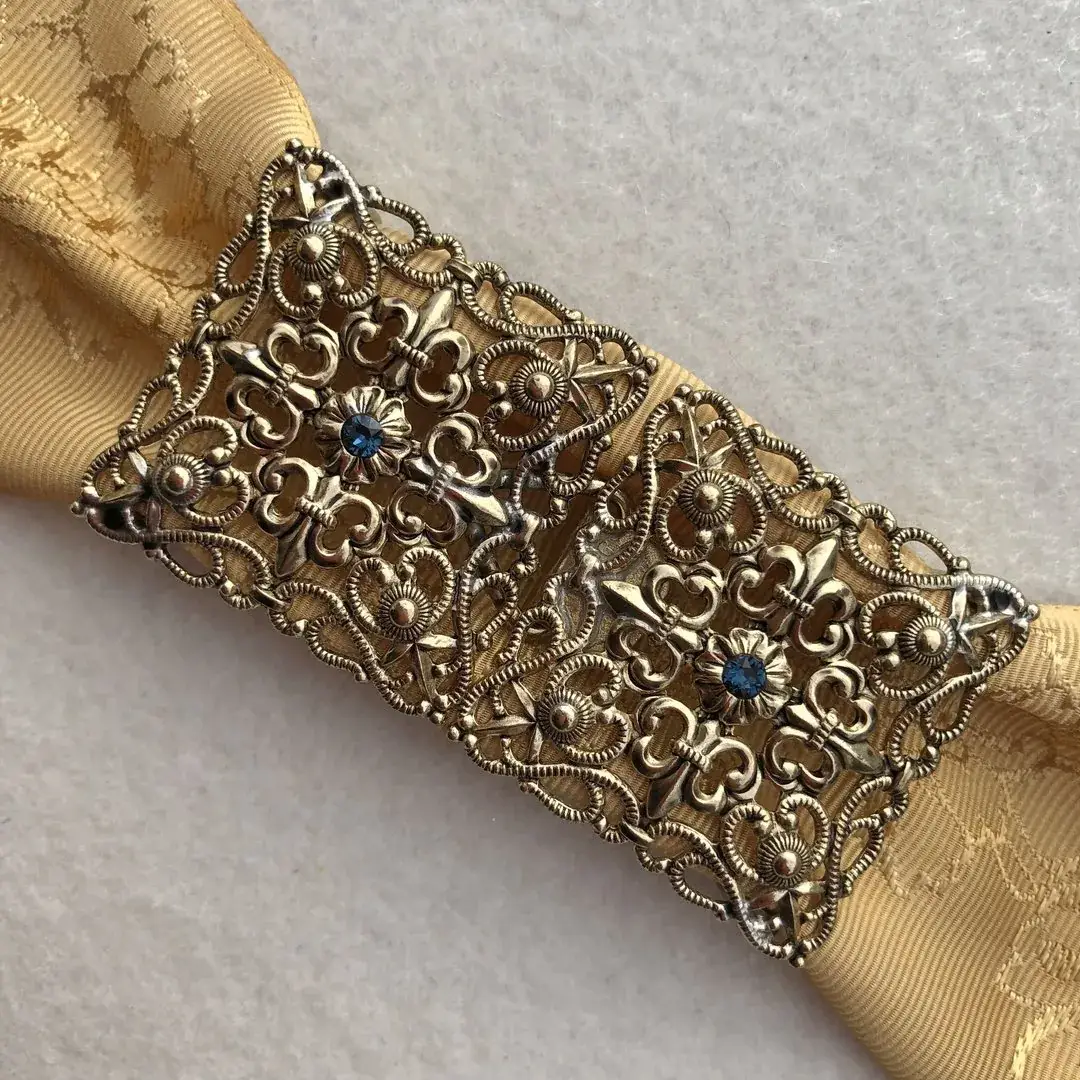 Schürzenschließe mit Swarovski rauchblau No. 169 – Bild 9 – Chiemgauer Heimatwerk Trachten-Onlineshop Schürzenschließe mit Swarovski rauchblau No. 169 - Bild 9 - Chiemgauer Heimatwerk Trachten-Onlineshop