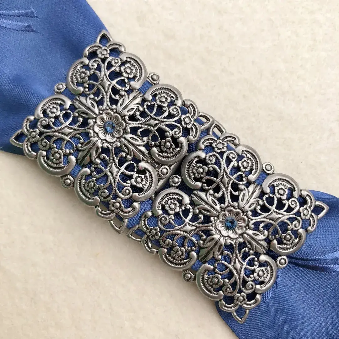 Schürzenschließe mit Swarovski rauchblau No. 62 – Bild 12 – Chiemgauer Heimatwerk Trachten-Onlineshop Schürzenschließe mit Swarovski rauchblau No. 62 - Bild 12 - Chiemgauer Heimatwerk Trachten-Onlineshop