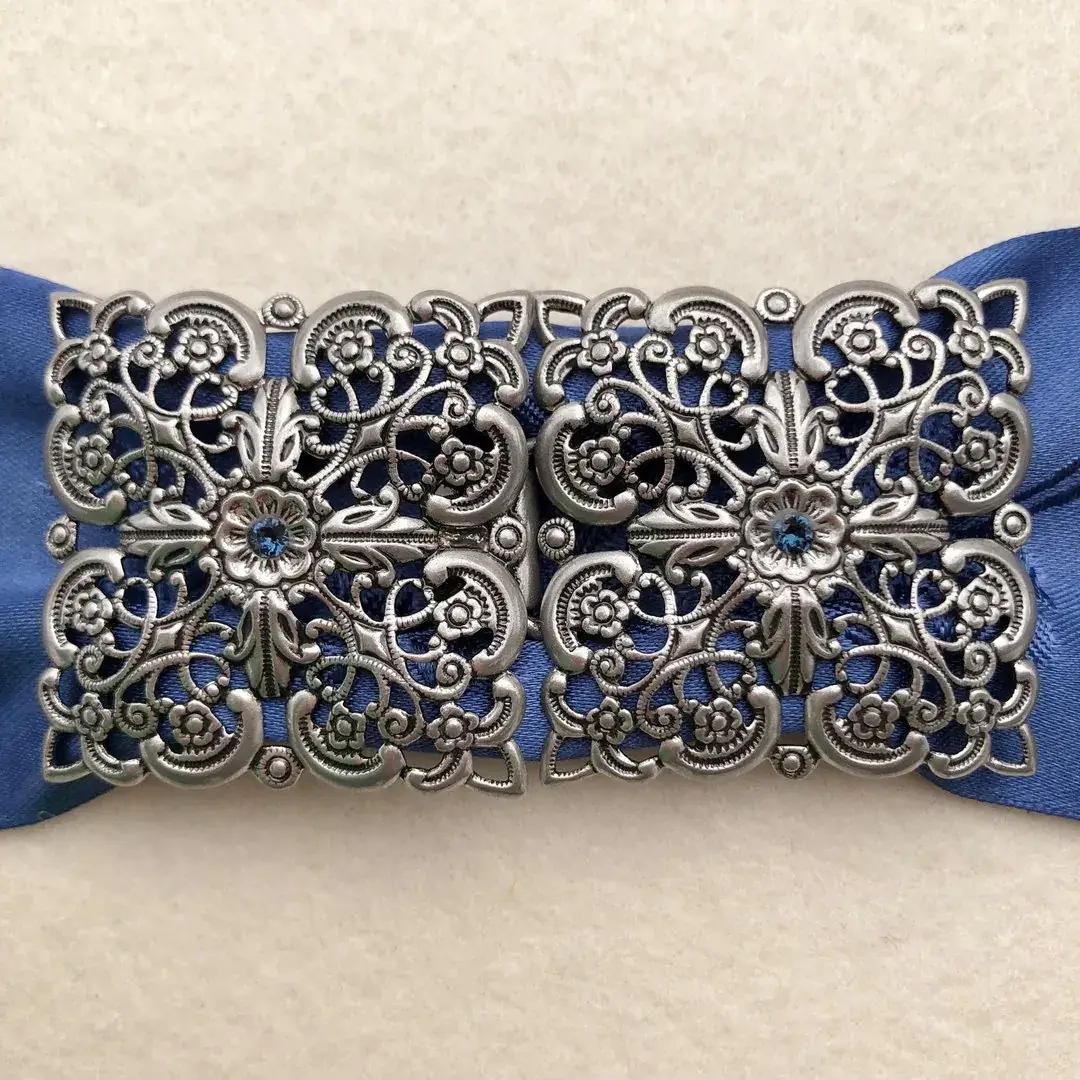 Schürzenschließe mit Swarovski rauchblau No. 62 – Bild 20 – Chiemgauer Heimatwerk Trachten-Onlineshop Schürzenschließe mit Swarovski rauchblau No. 62 - Bild 20 - Chiemgauer Heimatwerk Trachten-Onlineshop