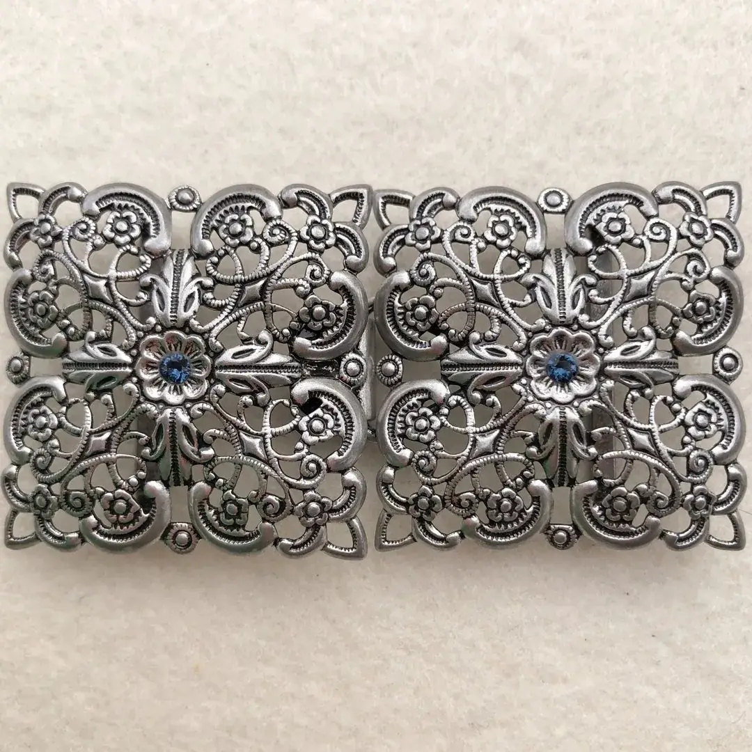 Schürzenschließe mit Swarovski rauchblau No. 62 – Bild 3 – Chiemgauer Heimatwerk Trachten-Onlineshop Schürzenschließe mit Swarovski rauchblau No. 62 - Bild 3 - Chiemgauer Heimatwerk Trachten-Onlineshop