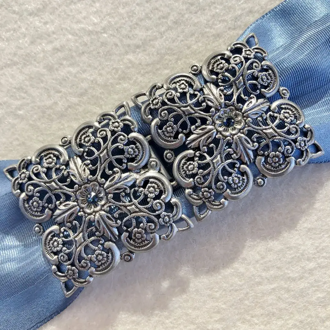 Schürzenschließe mit Swarovski rauchblau No. 74 – Bild 16 – Chiemgauer Heimatwerk Trachten-Onlineshop Schürzenschließe mit Swarovski rauchblau No. 74 - Bild 16 - Chiemgauer Heimatwerk Trachten-Onlineshop