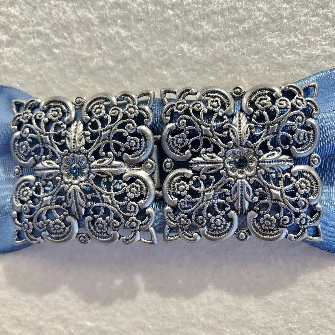 Schürzenschließe mit Swarovski rauchblau No. 74 – Bild 24 – Chiemgauer Heimatwerk Trachten-Onlineshop Schürzenschließe mit Swarovski rauchblau No. 74 - Bild 24 - Chiemgauer Heimatwerk Trachten-Onlineshop
