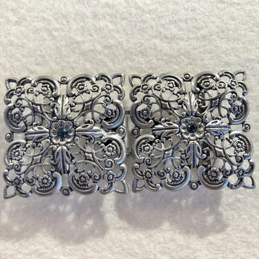 Schürzenschließe mit Swarovski rauchblau No. 74 – Bild 3 – Chiemgauer Heimatwerk Trachten-Onlineshop Schürzenschließe mit Swarovski rauchblau No. 74 - Bild 3 - Chiemgauer Heimatwerk Trachten-Onlineshop
