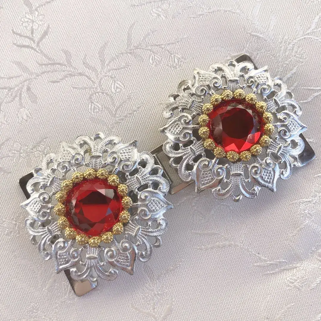 Schürzenschließe mit Swarovski rot No. 158 – Bild 14 – Chiemgauer Heimatwerk Trachten-Onlineshop Schürzenschließe mit Swarovski rot No. 158 - Bild 14 - Chiemgauer Heimatwerk Trachten-Onlineshop