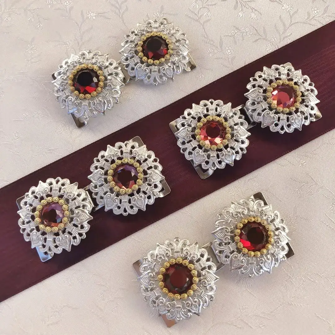 Schürzenschließe mit Swarovski rot No. 158 – Bild 4 – Chiemgauer Heimatwerk Trachten-Onlineshop Schürzenschließe mit Swarovski rot No. 158 - Bild 4 - Chiemgauer Heimatwerk Trachten-Onlineshop