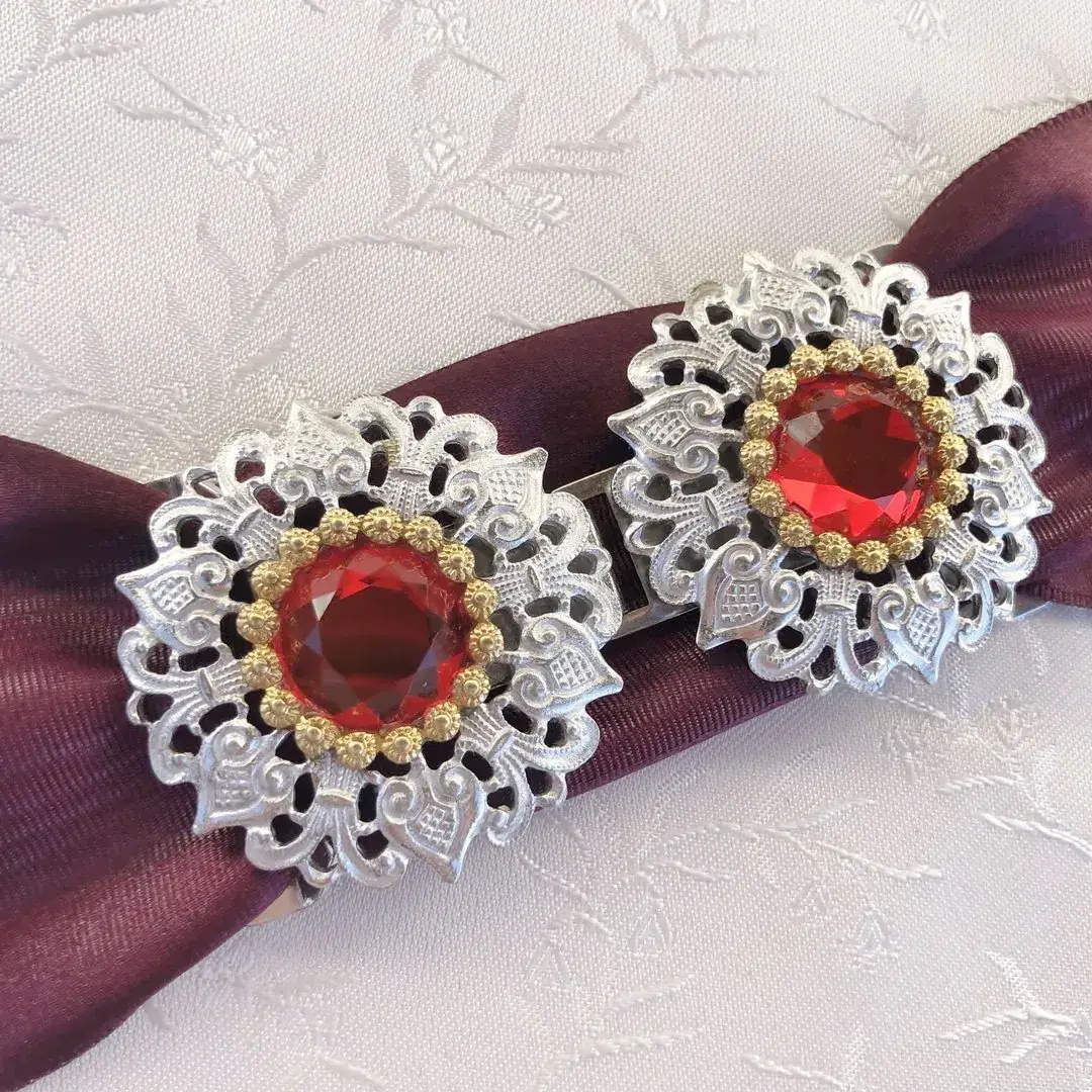Schürzenschließe mit Swarovski rot No. 158 – Bild 6 – Chiemgauer Heimatwerk Trachten-Onlineshop Schürzenschließe mit Swarovski rot No. 158 - Bild 6 - Chiemgauer Heimatwerk Trachten-Onlineshop