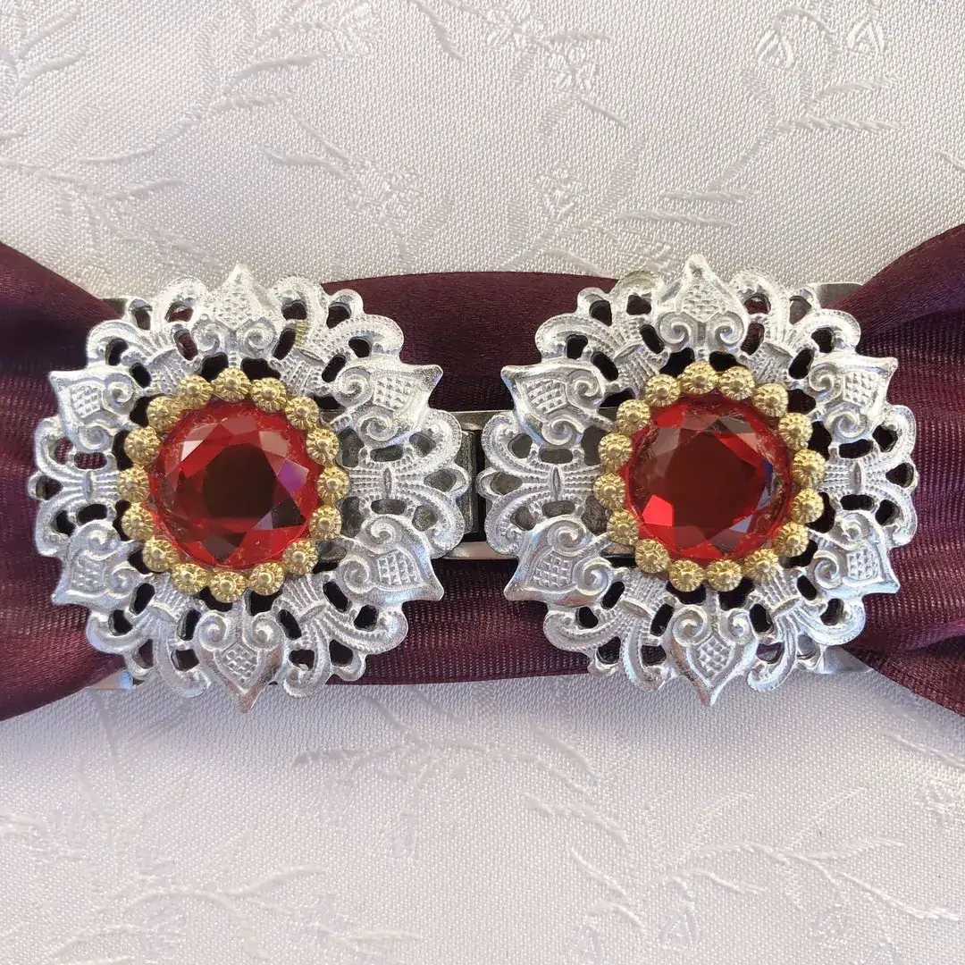 Schürzenschließe mit Swarovski rot No. 158 – Bild 9 – Chiemgauer Heimatwerk Trachten-Onlineshop Schürzenschließe mit Swarovski rot No. 158 - Bild 9 - Chiemgauer Heimatwerk Trachten-Onlineshop