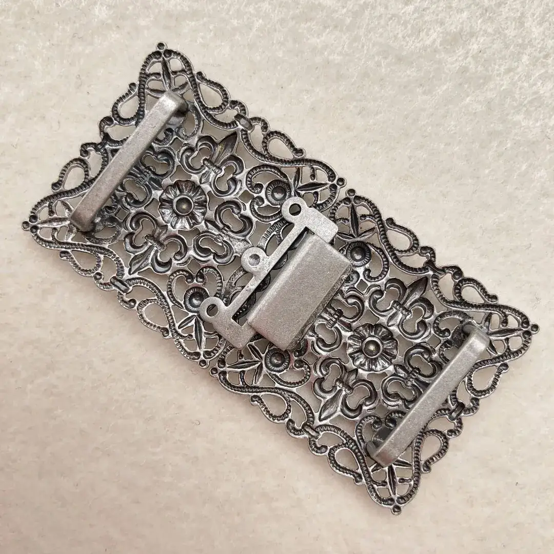 Schürzenschließe mit Swarovski rot No. 31 – Bild 11 – Chiemgauer Heimatwerk Trachten-Onlineshop Schürzenschließe mit Swarovski rot No. 31 - Bild 11 - Chiemgauer Heimatwerk Trachten-Onlineshop