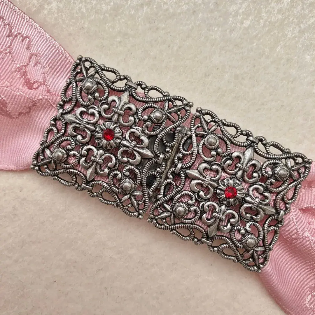 Schürzenschließe mit Swarovski rot No. 31 – Bild 3 – Chiemgauer Heimatwerk Trachten-Onlineshop Schürzenschließe mit Swarovski rot No. 31 - Bild 3 - Chiemgauer Heimatwerk Trachten-Onlineshop