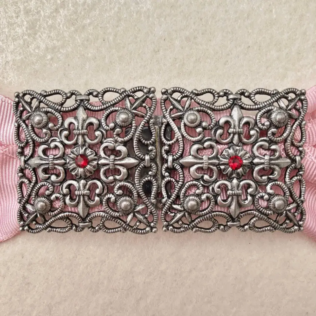 Schürzenschließe mit Swarovski rot No. 31 – Bild 5 – Chiemgauer Heimatwerk Trachten-Onlineshop Schürzenschließe mit Swarovski rot No. 31 - Bild 5 - Chiemgauer Heimatwerk Trachten-Onlineshop