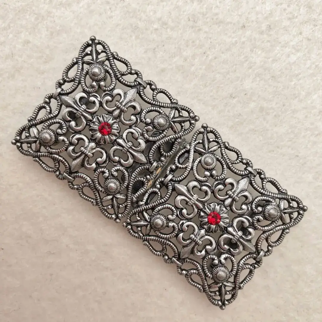 Schürzenschließe mit Swarovski rot No. 31 – Bild 9 – Chiemgauer Heimatwerk Trachten-Onlineshop Schürzenschließe mit Swarovski rot No. 31 - Bild 9 - Chiemgauer Heimatwerk Trachten-Onlineshop
