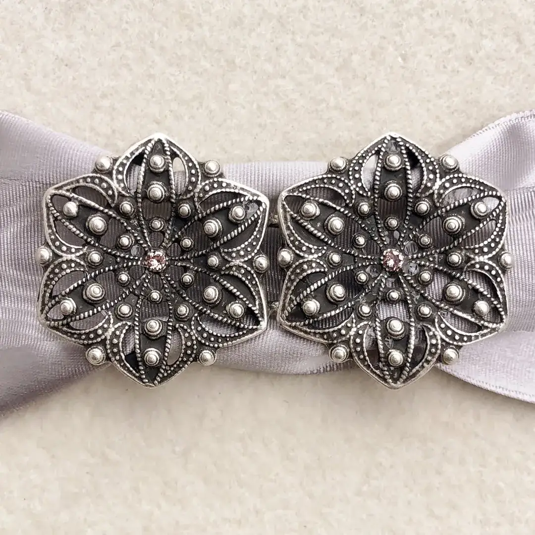 Schürzenschließe mit Swarovski zartrosa No. 11 – Bild 14 – Chiemgauer Heimatwerk Trachten-Onlineshop Schürzenschließe mit Swarovski zartrosa No. 11 - Bild 14 - Chiemgauer Heimatwerk Trachten-Onlineshop