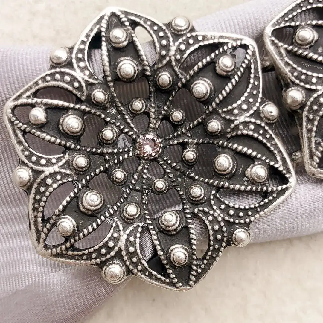Schürzenschließe mit Swarovski zartrosa No. 11 – Bild 15 – Chiemgauer Heimatwerk Trachten-Onlineshop Schürzenschließe mit Swarovski zartrosa No. 11 - Bild 15 - Chiemgauer Heimatwerk Trachten-Onlineshop