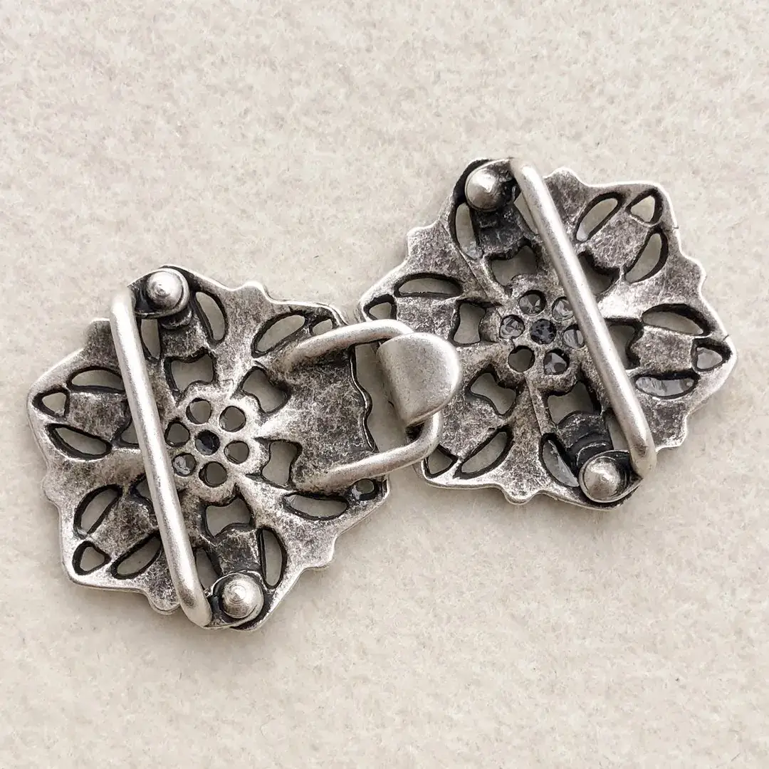 Schürzenschließe mit Swarovski zartrosa No. 11 – Bild 4 – Chiemgauer Heimatwerk Trachten-Onlineshop Schürzenschließe mit Swarovski zartrosa No. 11 - Bild 4 - Chiemgauer Heimatwerk Trachten-Onlineshop