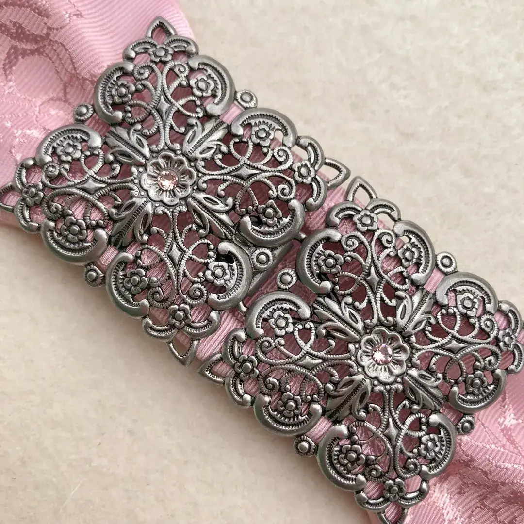 Schürzenschließe mit Swarovski zartrosa No. 66 – Bild 13 – Chiemgauer Heimatwerk Trachten-Onlineshop Schürzenschließe mit Swarovski zartrosa No. 66 - Bild 13 - Chiemgauer Heimatwerk Trachten-Onlineshop