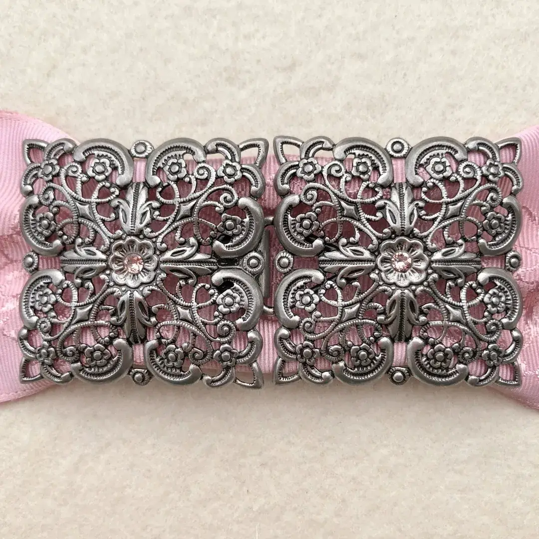Schürzenschließe mit Swarovski zartrosa No. 66 – Bild 21 – Chiemgauer Heimatwerk Trachten-Onlineshop Schürzenschließe mit Swarovski zartrosa No. 66 - Bild 21 - Chiemgauer Heimatwerk Trachten-Onlineshop