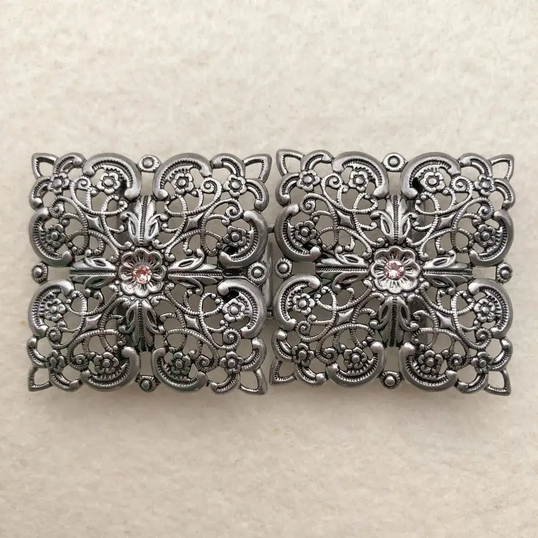 Schürzenschließe mit Swarovski zartrosa No. 66 – Bild 7 – Chiemgauer Heimatwerk Trachten-Onlineshop Schürzenschließe mit Swarovski zartrosa No. 66 - Bild 7 - Chiemgauer Heimatwerk Trachten-Onlineshop