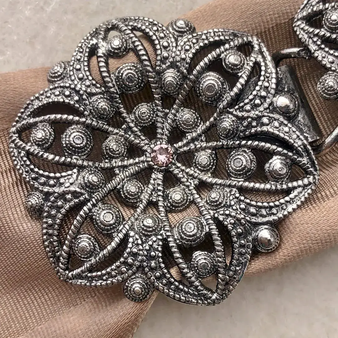 Schürzenschließe mit Swarovski zartrosa No. 8 – Bild 15 – Chiemgauer Heimatwerk Trachten-Onlineshop Schürzenschließe mit Swarovski zartrosa No. 8 - Bild 15 - Chiemgauer Heimatwerk Trachten-Onlineshop