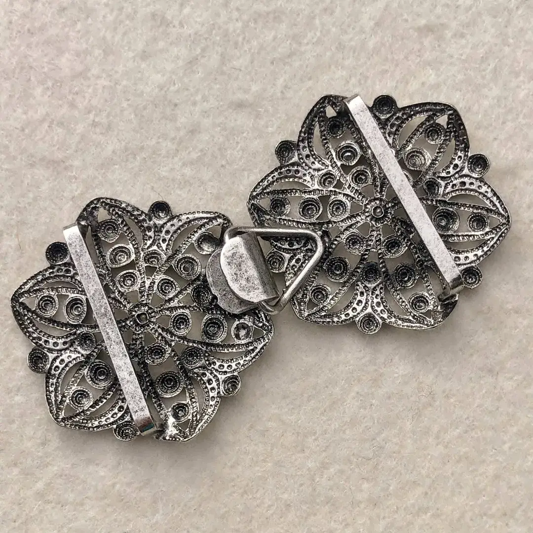 Schürzenschließe mit Swarovski zartrosa No. 8 – Bild 9 – Chiemgauer Heimatwerk Trachten-Onlineshop Schürzenschließe mit Swarovski zartrosa No. 8 - Bild 9 - Chiemgauer Heimatwerk Trachten-Onlineshop