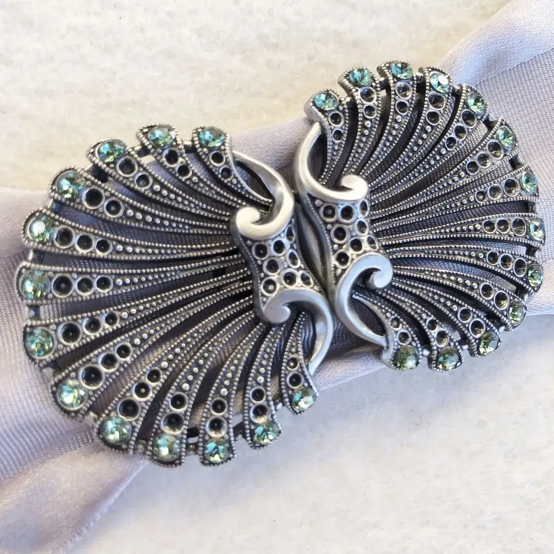 Schürzenschließe Muschel mit Swarovski No. 3 – Bild 10 – Chiemgauer Heimatwerk Trachten-Onlineshop Schürzenschließe Muschel mit Swarovski No. 3 - Bild 10 - Chiemgauer Heimatwerk Trachten-Onlineshop