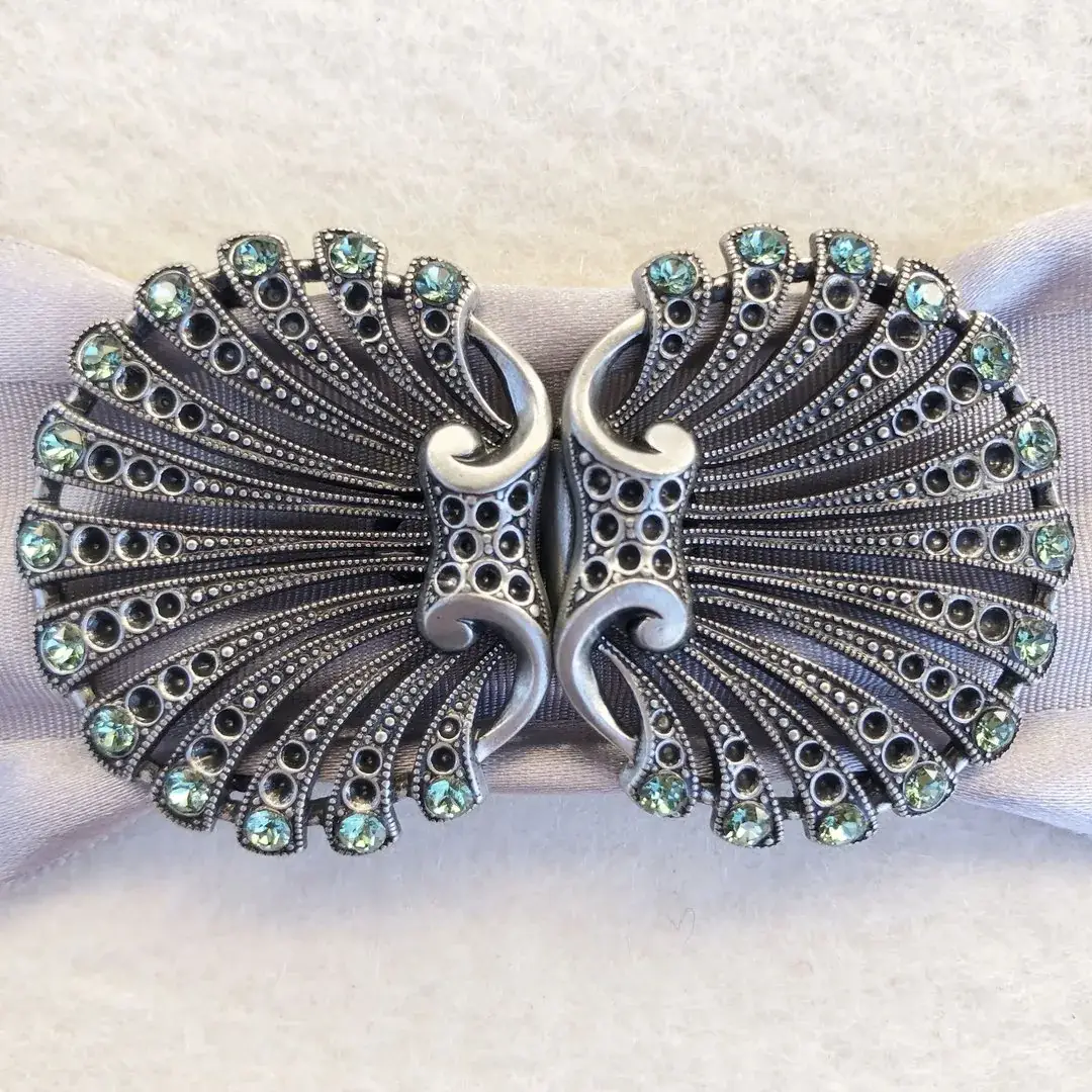 Schürzenschließe Muschel mit Swarovski No. 3 – Bild 15 – Chiemgauer Heimatwerk Trachten-Onlineshop Schürzenschließe Muschel mit Swarovski No. 3 - Bild 15 - Chiemgauer Heimatwerk Trachten-Onlineshop