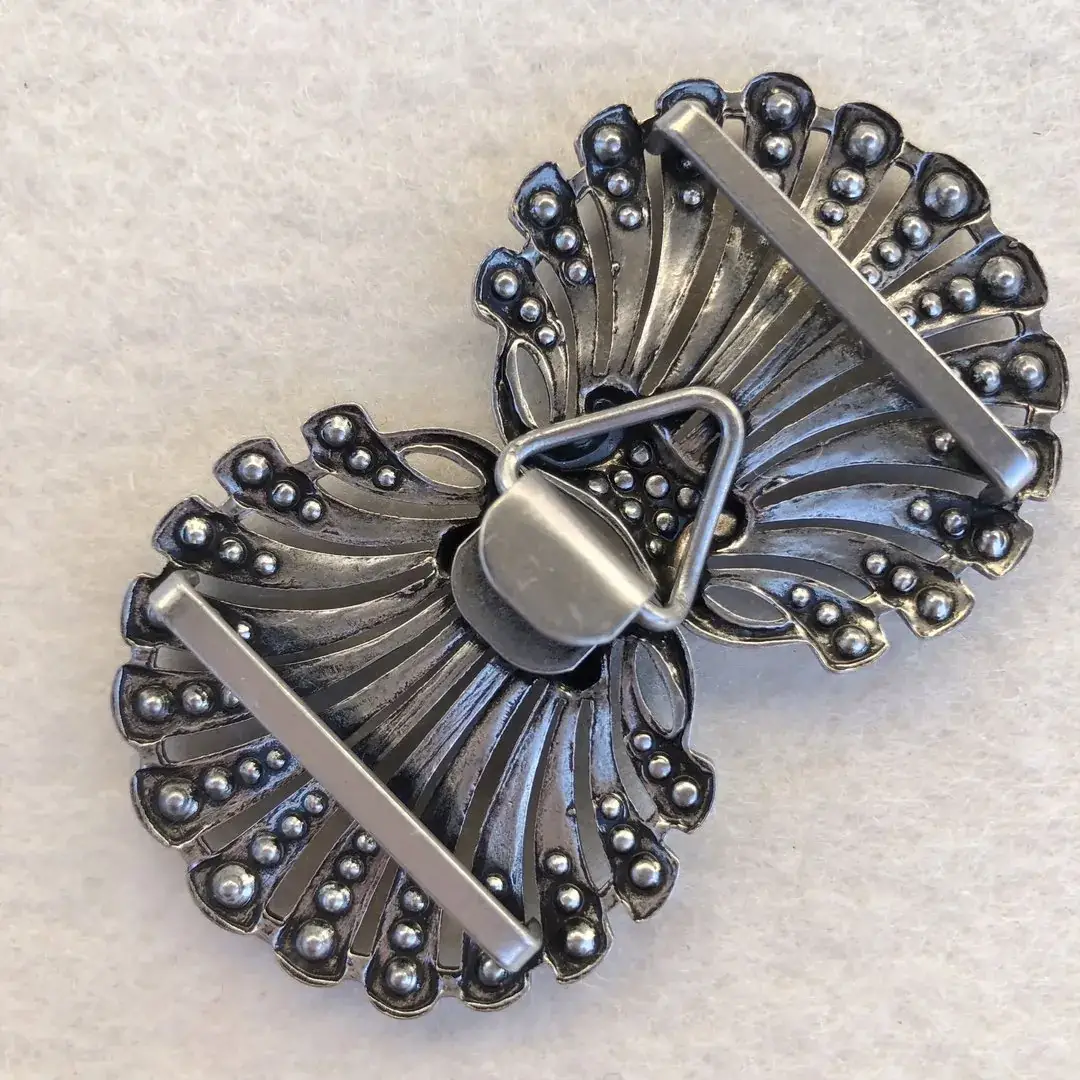 Schürzenschließe Muschel mit Swarovski No. 3 – Bild 3 – Chiemgauer Heimatwerk Trachten-Onlineshop Schürzenschließe Muschel mit Swarovski No. 3 - Bild 3 - Chiemgauer Heimatwerk Trachten-Onlineshop