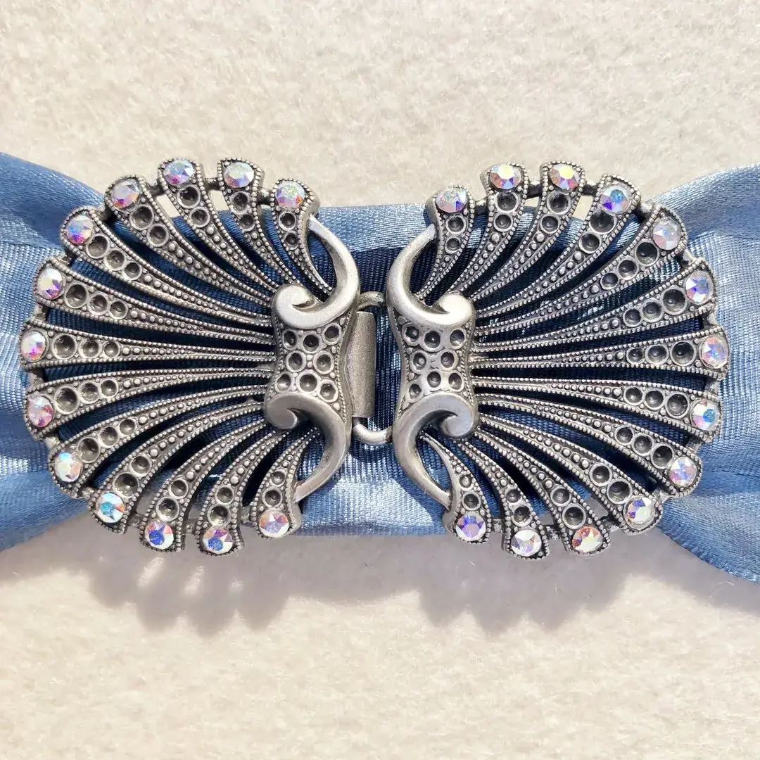 Schürzenschließe Muschel mit Swarovski No. 4 – Bild 20 – Chiemgauer Heimatwerk Trachten-Onlineshop Schürzenschließe Muschel mit Swarovski No. 4 - Bild 20 - Chiemgauer Heimatwerk Trachten-Onlineshop