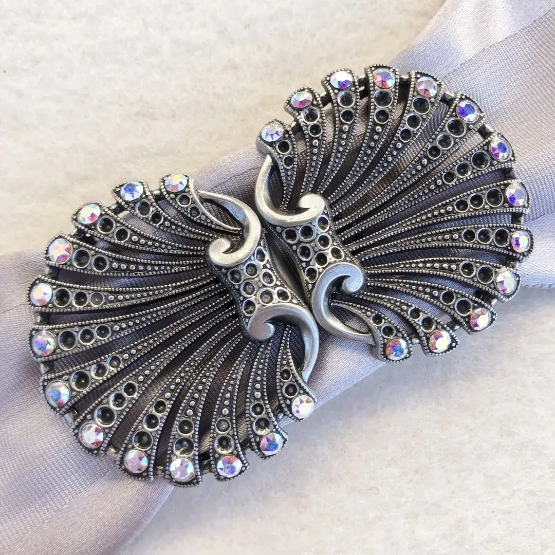 Schürzenschließe Muschel mit Swarovski No. 4 – Bild 25 – Chiemgauer Heimatwerk Trachten-Onlineshop Schürzenschließe Muschel mit Swarovski No. 4 - Bild 25 - Chiemgauer Heimatwerk Trachten-Onlineshop