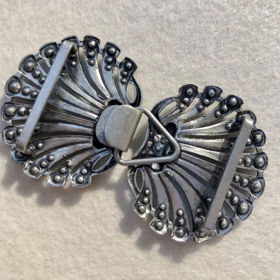 Schürzenschließe Muschel mit Swarovski No. 4 – Bild 34 – Chiemgauer Heimatwerk Trachten-Onlineshop Schürzenschließe Muschel mit Swarovski No. 4 - Bild 34 - Chiemgauer Heimatwerk Trachten-Onlineshop