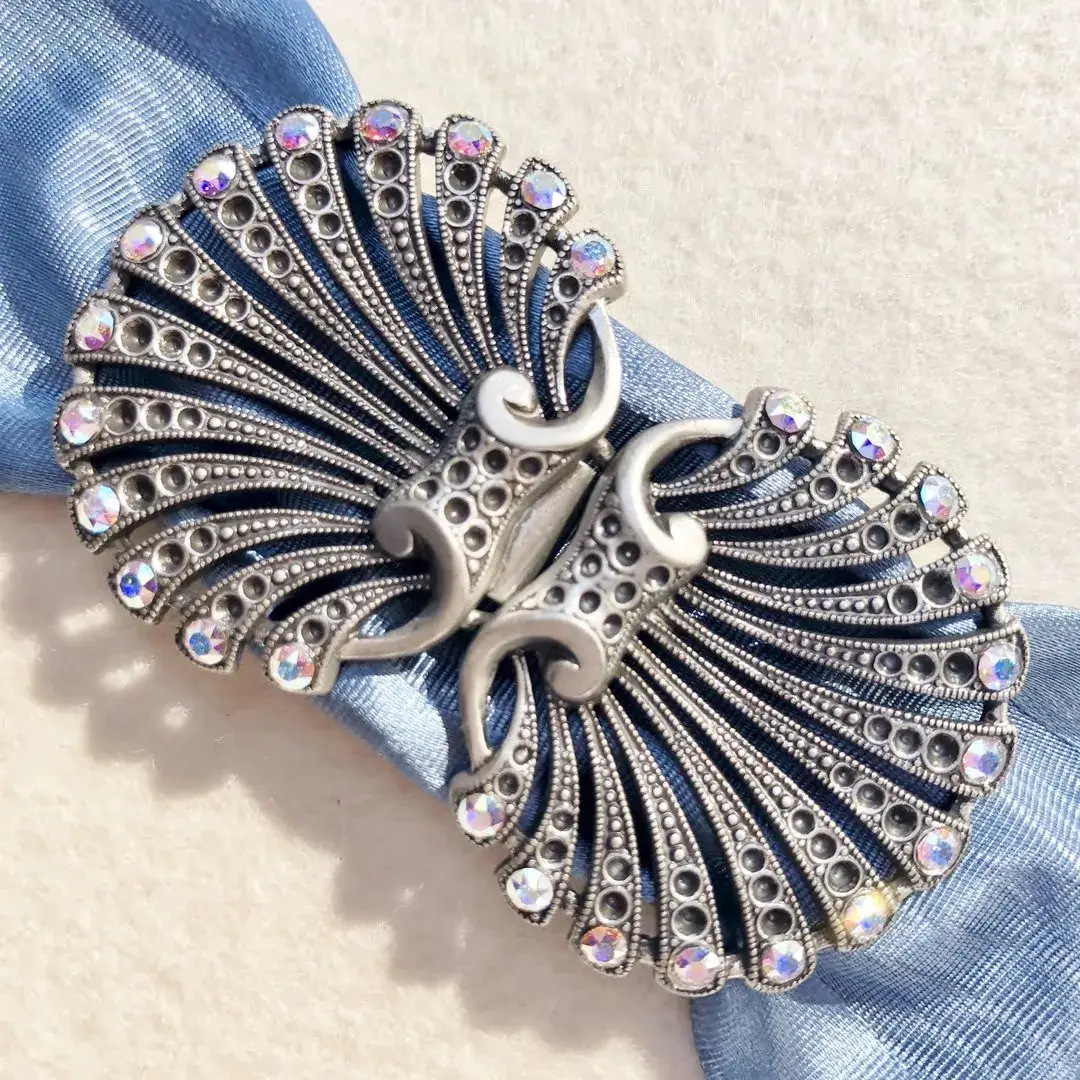Schürzenschließe Muschel mit Swarovski No. 4 – Bild 36 – Chiemgauer Heimatwerk Trachten-Onlineshop Schürzenschließe Muschel mit Swarovski No. 4 - Bild 36 - Chiemgauer Heimatwerk Trachten-Onlineshop