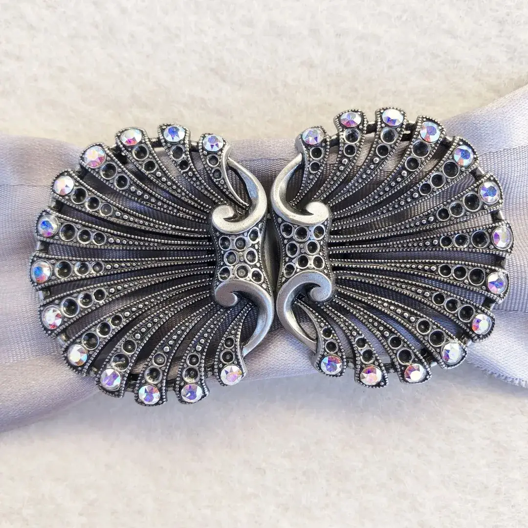 Schürzenschließe Muschel mit Swarovski No. 4 – Bild 6 – Chiemgauer Heimatwerk Trachten-Onlineshop Schürzenschließe Muschel mit Swarovski No. 4 - Bild 6 - Chiemgauer Heimatwerk Trachten-Onlineshop