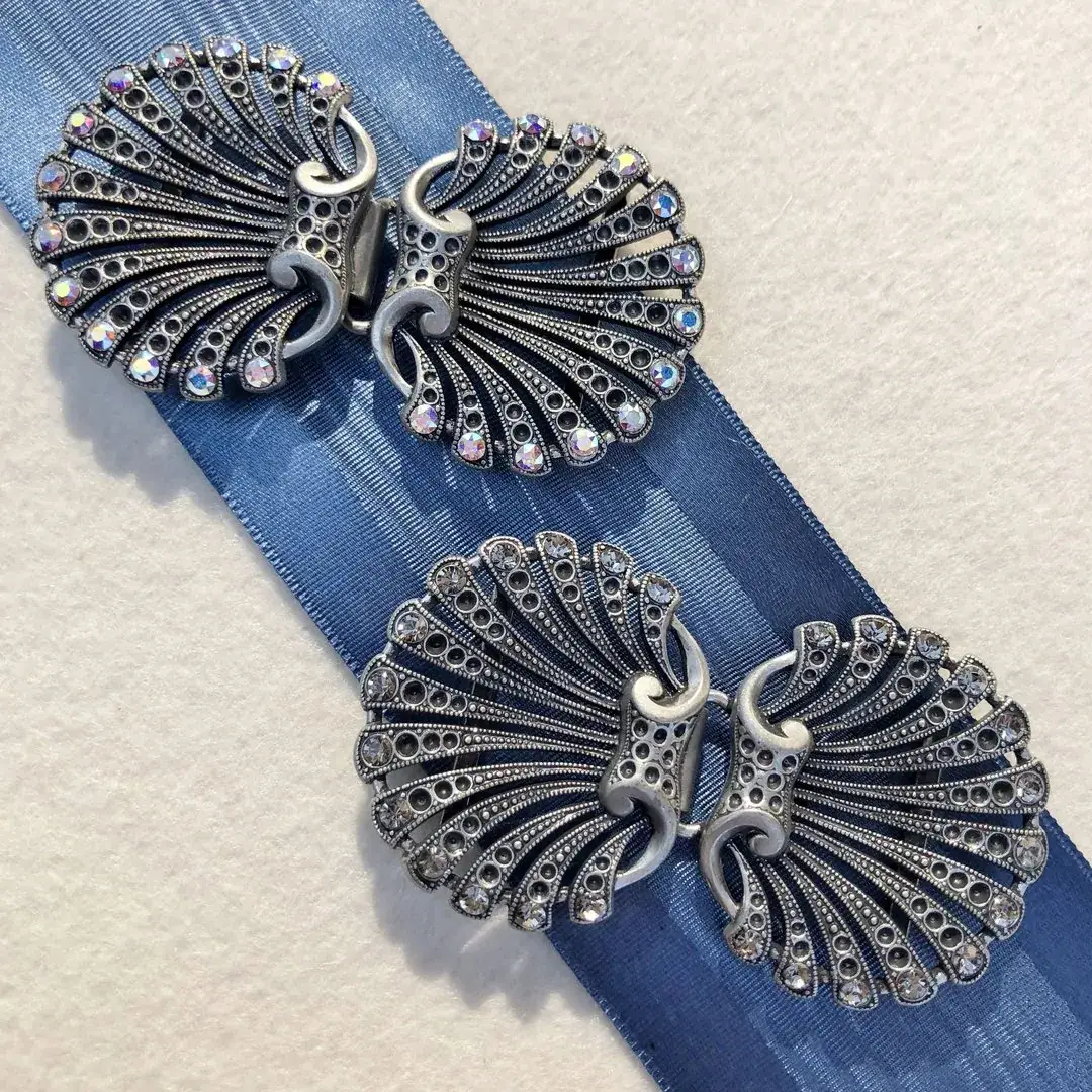 Schürzenschließe Muschel mit Swarovski No. 4 – Bild 9 – Chiemgauer Heimatwerk Trachten-Onlineshop Schürzenschließe Muschel mit Swarovski No. 4 - Bild 9 - Chiemgauer Heimatwerk Trachten-Onlineshop