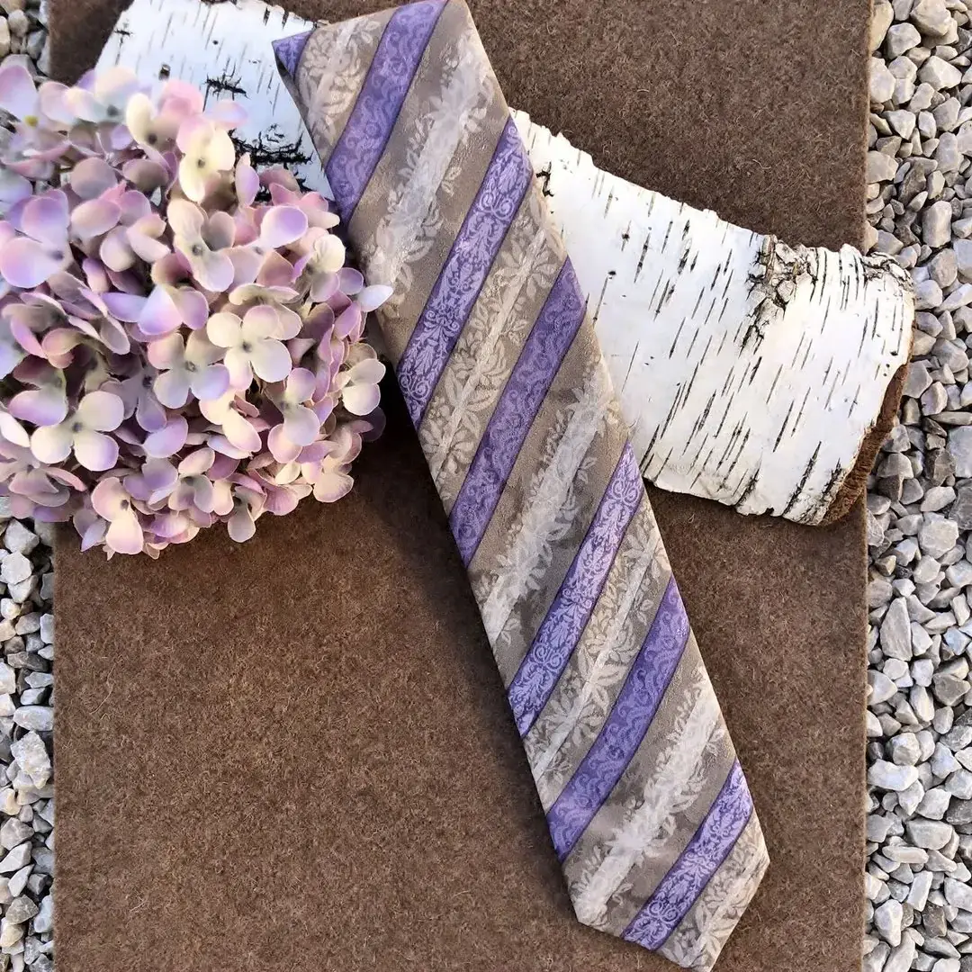 Seidenkrawatte Trachtenkrawatte in amethyst No. 1 – Bild 1 – Chiemgauer Heimatwerk Trachten-Onlineshop Seidenkrawatte Trachtenkrawatte in amethyst No. 1 - Bild 1 - Chiemgauer Heimatwerk Trachten-Onlineshop
