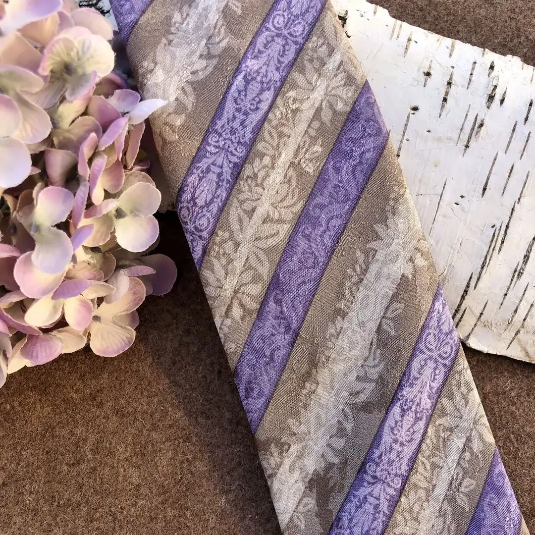 Seidenkrawatte Trachtenkrawatte in amethyst No. 1 – Bild 13 – Chiemgauer Heimatwerk Trachten-Onlineshop Seidenkrawatte Trachtenkrawatte in amethyst No. 1 - Bild 13 - Chiemgauer Heimatwerk Trachten-Onlineshop