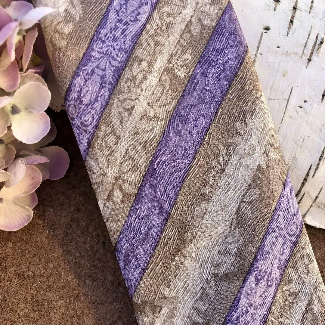 Seidenkrawatte Trachtenkrawatte in amethyst No. 1 – Bild 9 – Chiemgauer Heimatwerk Trachten-Onlineshop Seidenkrawatte Trachtenkrawatte in amethyst No. 1 - Bild 9 - Chiemgauer Heimatwerk Trachten-Onlineshop