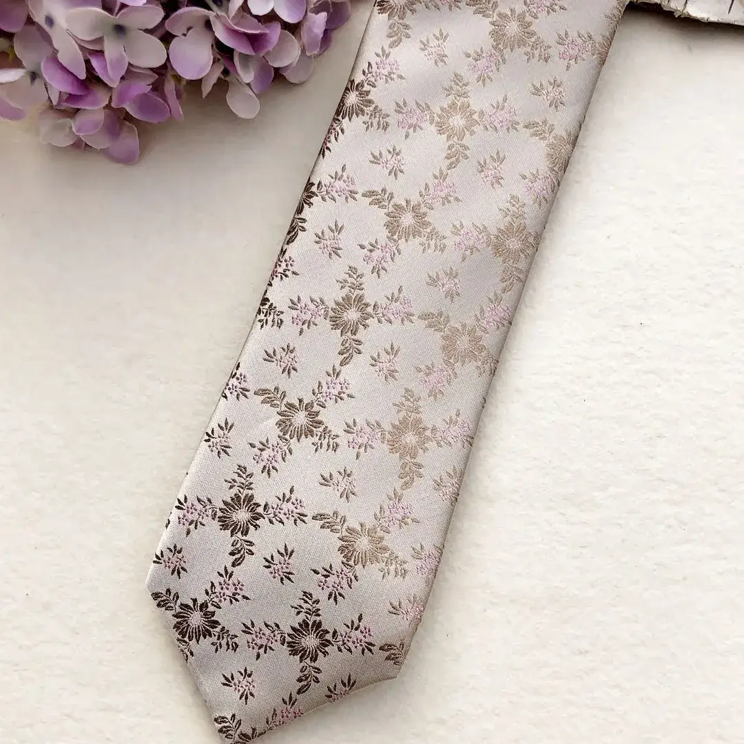 Seidenkrawatte Trachtenkrawatte in taupe No. 15 – Bild 11 – Chiemgauer Heimatwerk Trachten-Onlineshop Seidenkrawatte Trachtenkrawatte in taupe No. 15 - Bild 11 - Chiemgauer Heimatwerk Trachten-Onlineshop