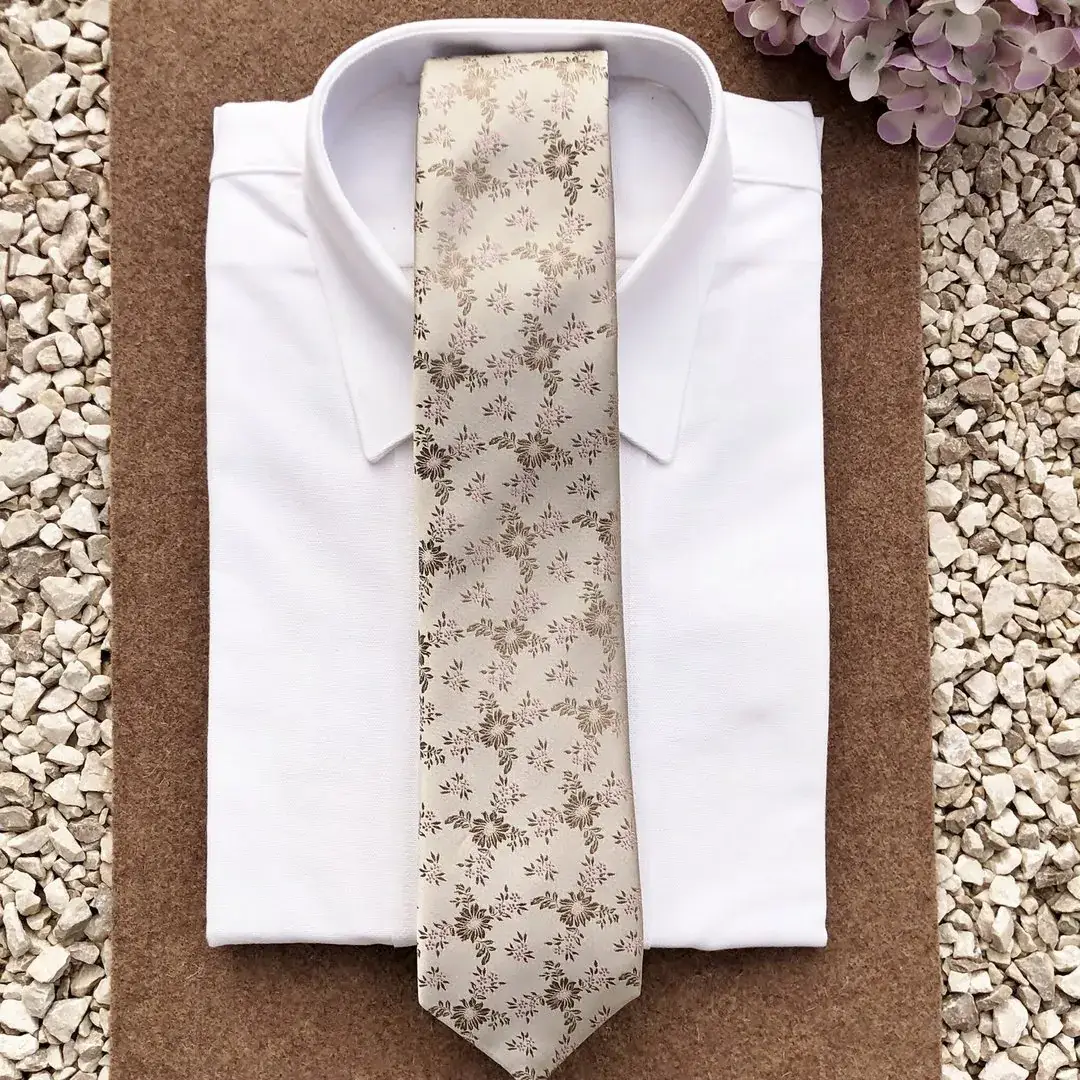 Seidenkrawatte Trachtenkrawatte in taupe No. 15 – Bild 15 – Chiemgauer Heimatwerk Trachten-Onlineshop Seidenkrawatte Trachtenkrawatte in taupe No. 15 - Bild 15 - Chiemgauer Heimatwerk Trachten-Onlineshop