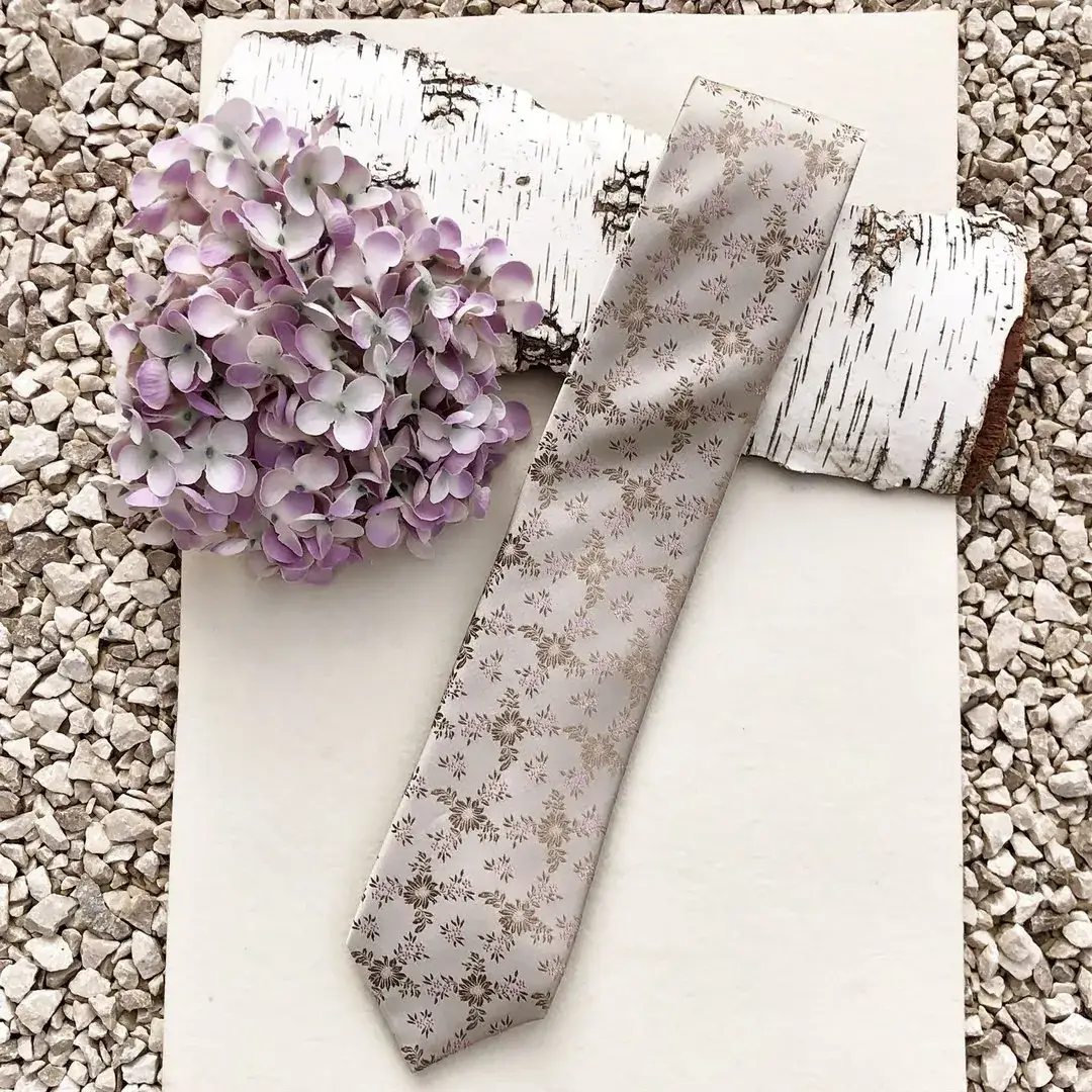 Seidenkrawatte Trachtenkrawatte in taupe No. 15 – Bild 2 – Chiemgauer Heimatwerk Trachten-Onlineshop Seidenkrawatte Trachtenkrawatte in taupe No. 15 - Bild 2 - Chiemgauer Heimatwerk Trachten-Onlineshop