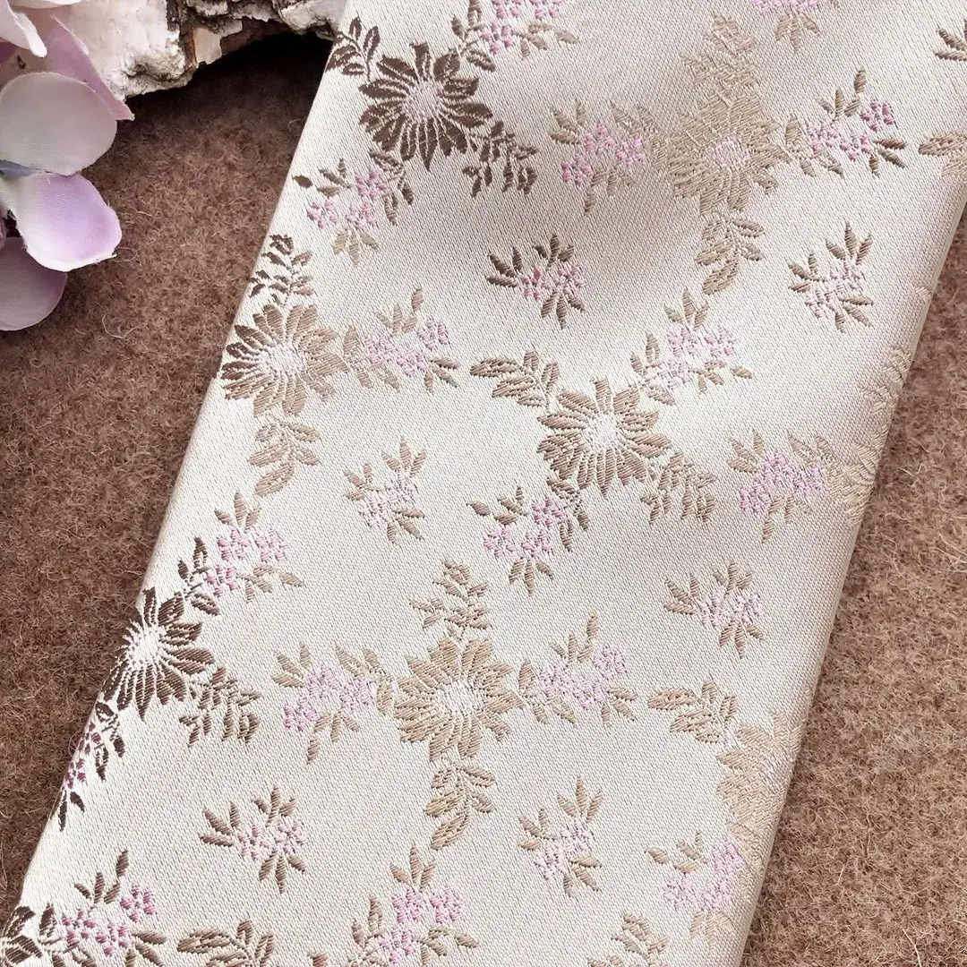 Seidenkrawatte Trachtenkrawatte in taupe No. 15 – Bild 8 – Chiemgauer Heimatwerk Trachten-Onlineshop Seidenkrawatte Trachtenkrawatte in taupe No. 15 - Bild 8 - Chiemgauer Heimatwerk Trachten-Onlineshop