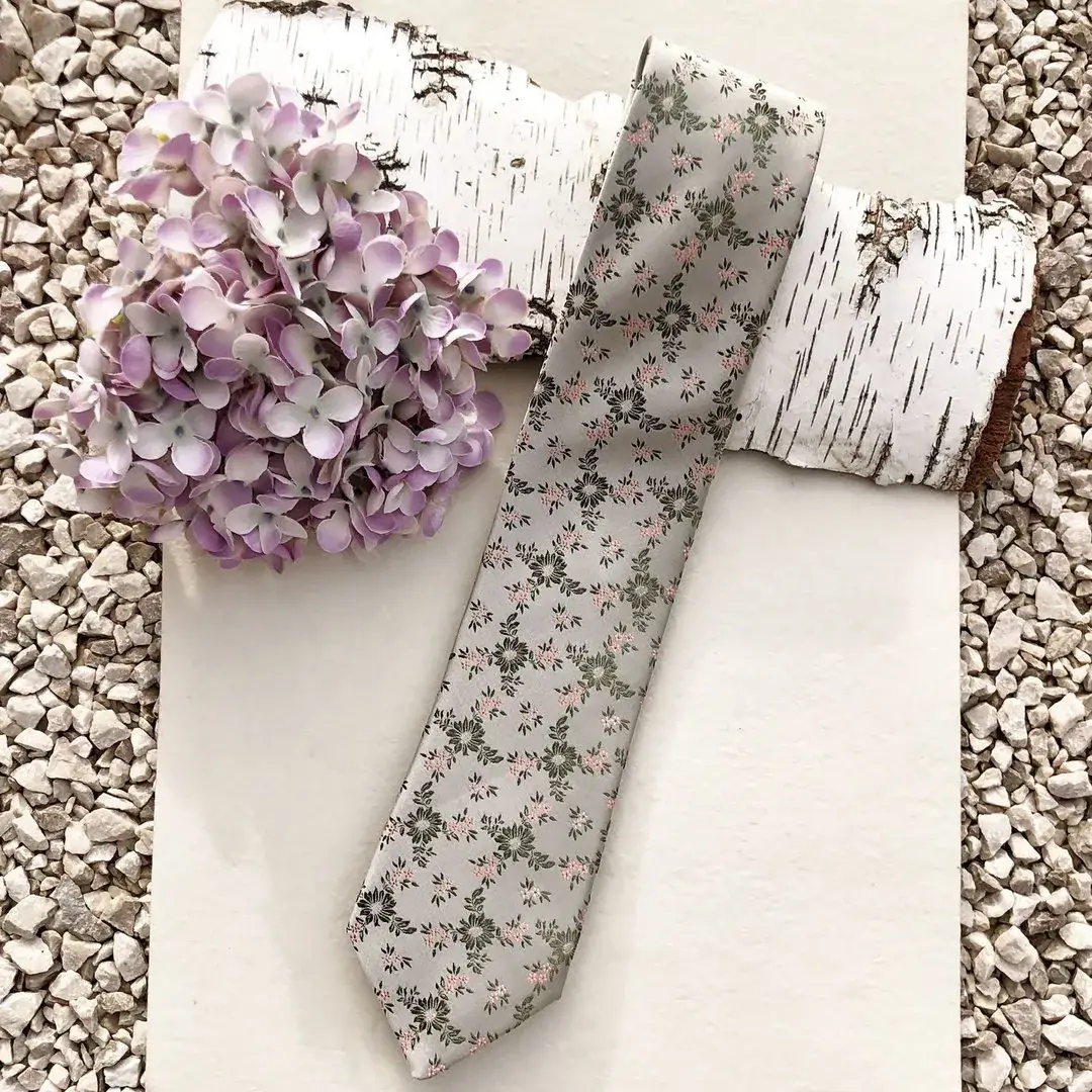 Seidenkrawatte Trachtenkrawatte in taupe No. 17 – Bild 2 – Chiemgauer Heimatwerk Trachten-Onlineshop Seidenkrawatte Trachtenkrawatte in taupe No. 17 - Bild 2 - Chiemgauer Heimatwerk Trachten-Onlineshop