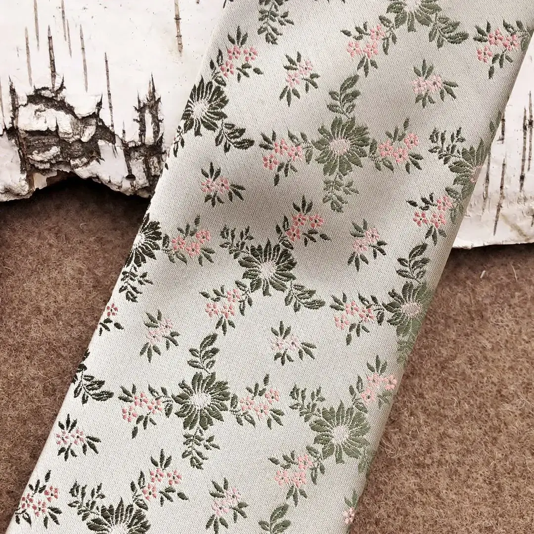 Seidenkrawatte Trachtenkrawatte in taupe No. 17 – Bild 8 – Chiemgauer Heimatwerk Trachten-Onlineshop Seidenkrawatte Trachtenkrawatte in taupe No. 17 - Bild 8 - Chiemgauer Heimatwerk Trachten-Onlineshop